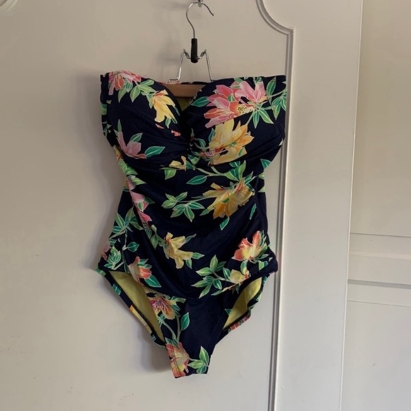 Tommy Bahama® Sun  Lilies Twist Front
Shirred Bandeau One Piece size 8 - Picture 3 of 11
